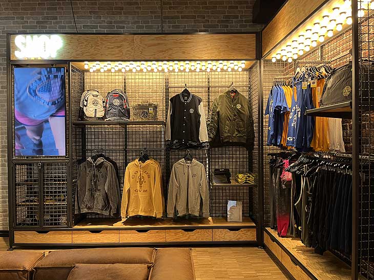 Gold's Gym Merchandising Shop (©Foto: Martin Schmitz)(